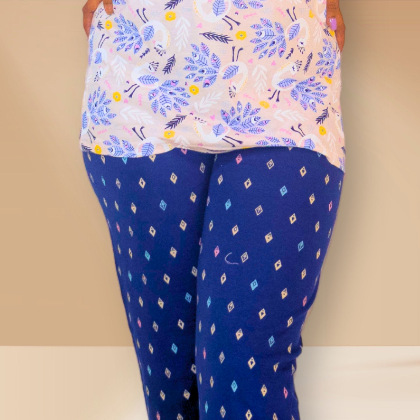 गुलाबी-सफ़ेद और नीले रंग की मोर और अमूर्त प्रिंट वाली M&M नाइट ड्रेस