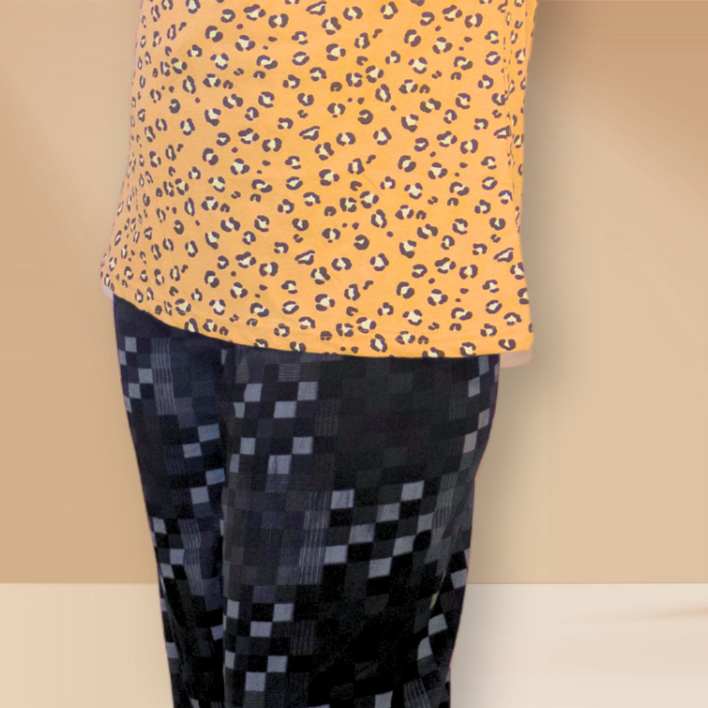 केलिको बेज रंग और काले रंग के साथ तेंदुए और चौकोर प्रिंट।