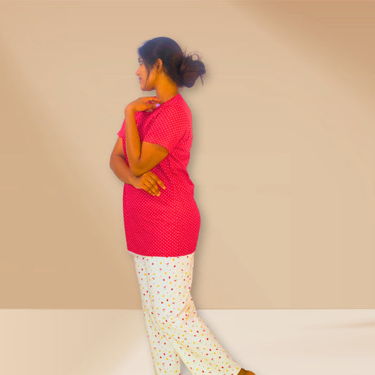 लाल और ऑफ-व्हाइट पोल्का डॉट्स और फलों के प्रिंट के साथ M&M नाइट ड्रेस