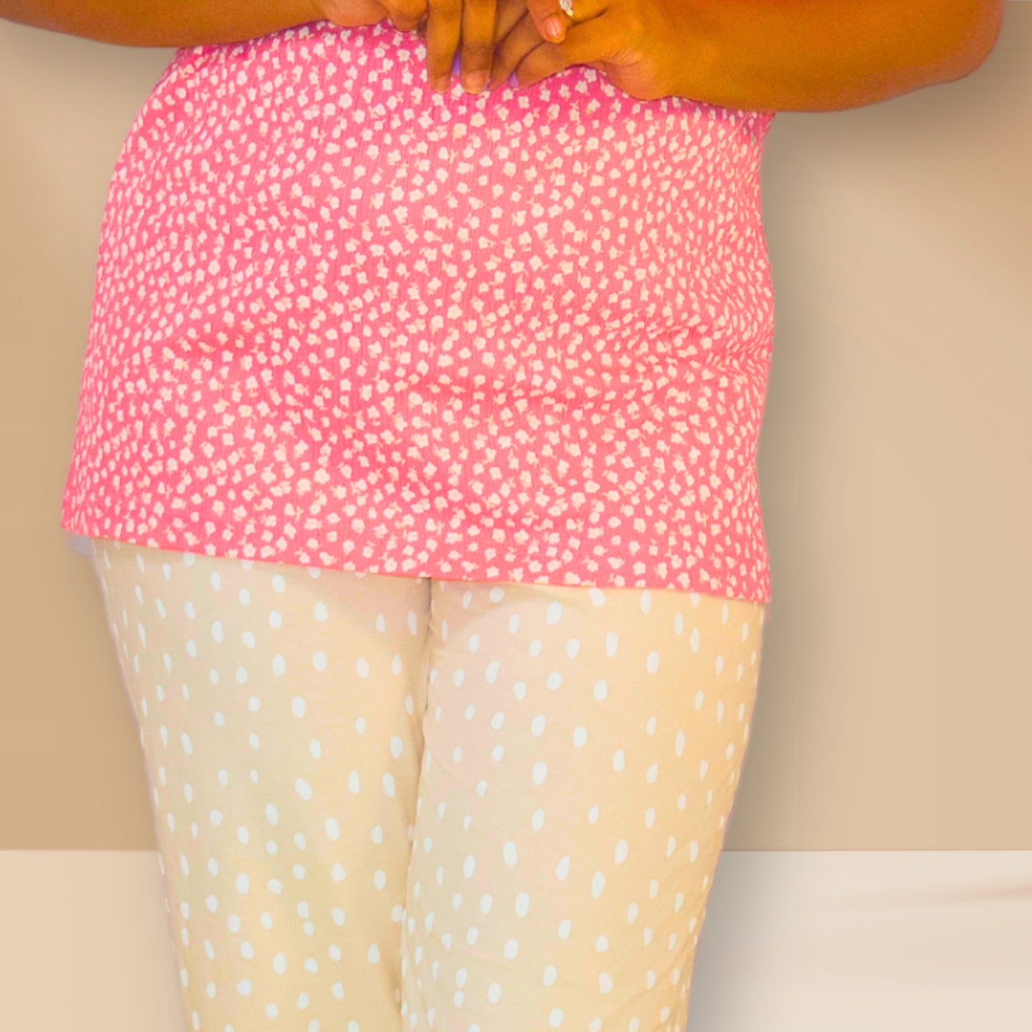 गुलाबी और क्रीम रंग की पुष्प और पोल्का डॉट प्रिंट वाली M&M नाइट ड्रेस