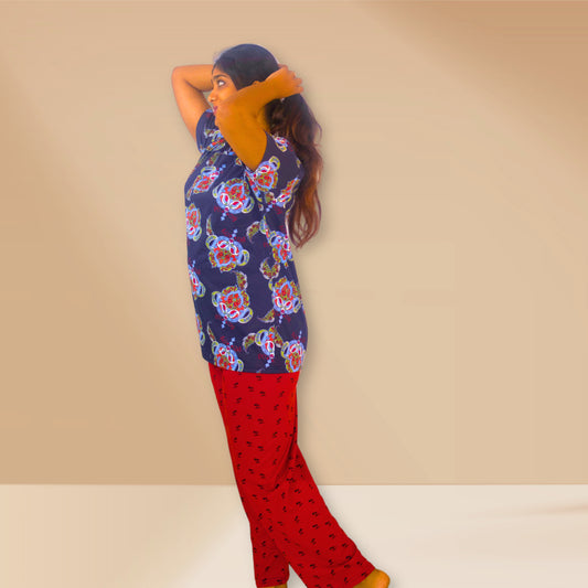 नीला और लाल, अमूर्त प्रिंट के साथ।