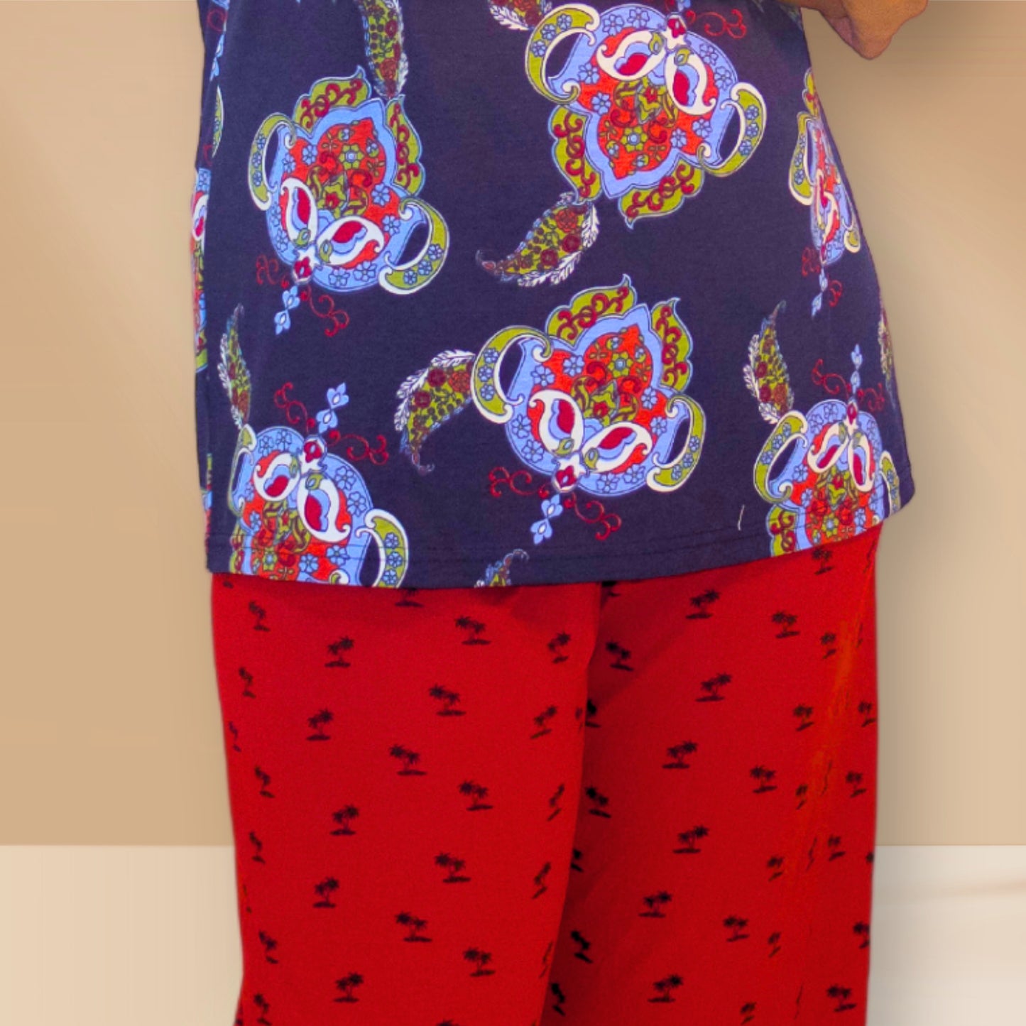 नीला और लाल, अमूर्त प्रिंट के साथ।