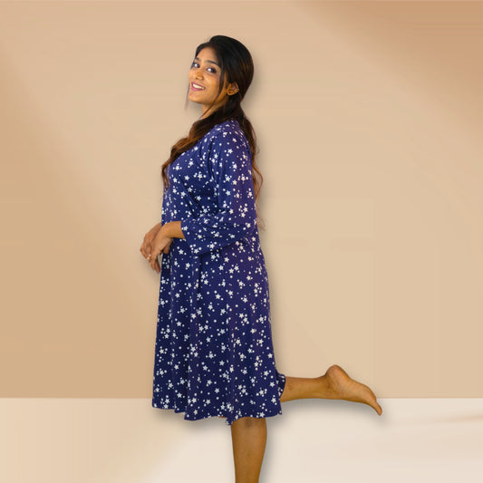 नीले रंग की स्टार प्रिंट वाली नाइटी।