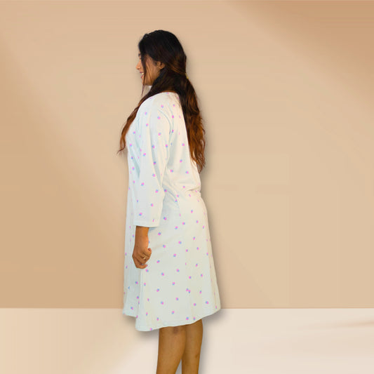 स्ट्रॉबेरी प्रिंट के साथ समुद्री हवा नीला नाइटी