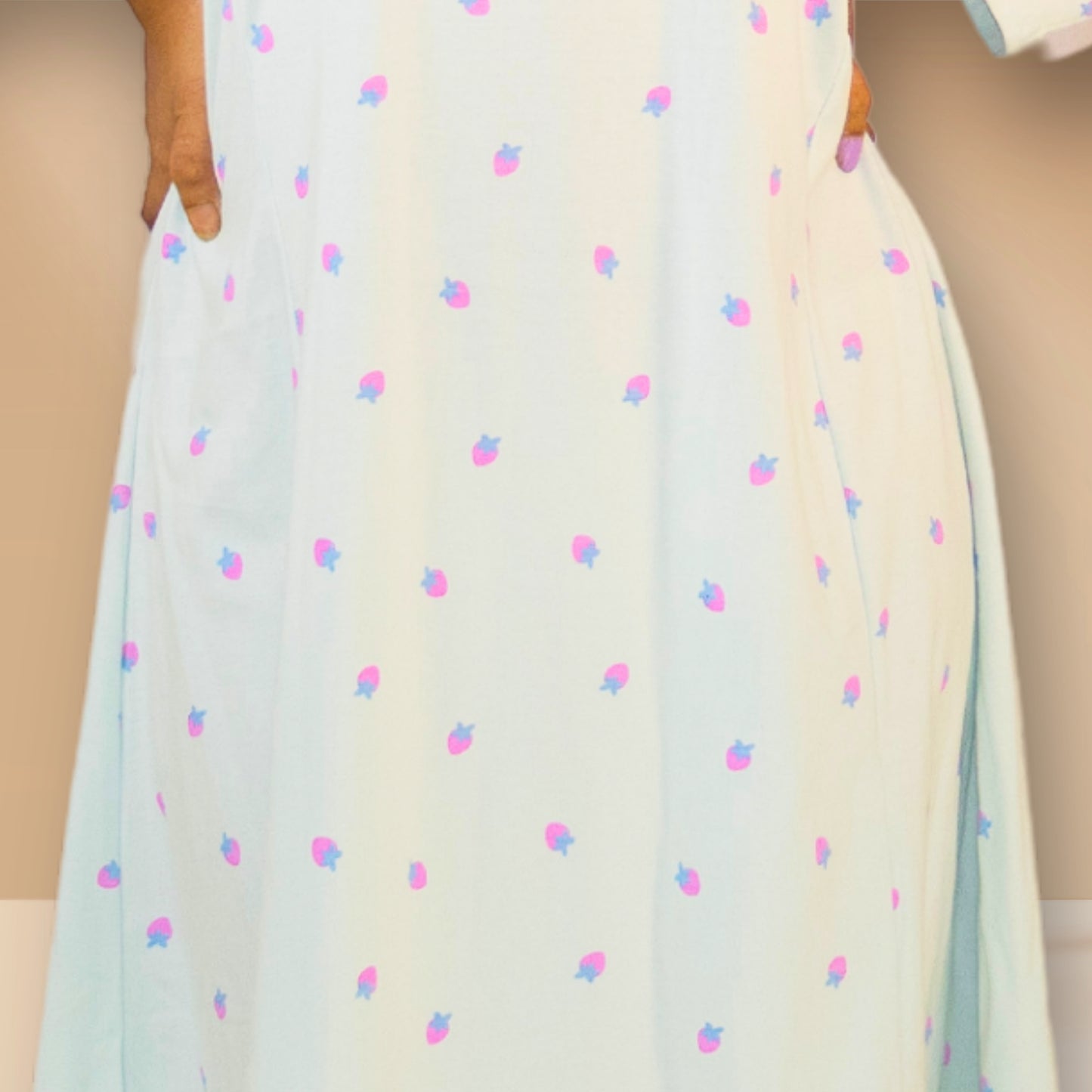 स्ट्रॉबेरी प्रिंट के साथ समुद्री हवा नीला नाइटी