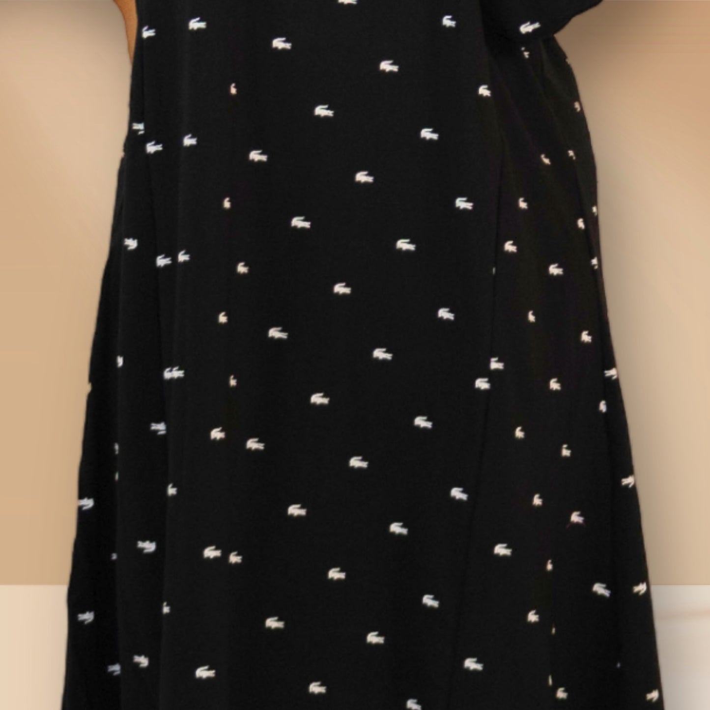 मगरमच्छ प्रिंट के साथ काले रंग की नाइटी।