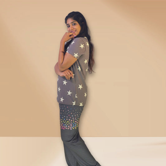 ग्रे और गहरे ग्रे रंग के स्टार प्रिंट के साथ M&M कलेक्शन