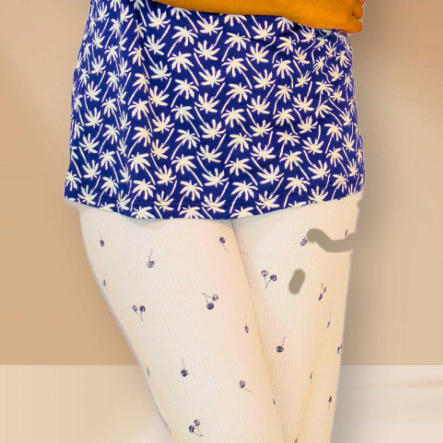 नारियल ग्राफिक्स के साथ गहरे नीले रंग और ऑफ-व्हाइट एम एंड एम नाइट ड्रेस