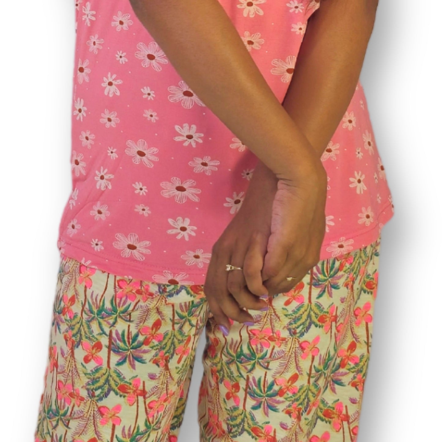 गहरे गुलाबी और क्रीम रंग के साथ पुष्प और वृक्ष प्रिंट।