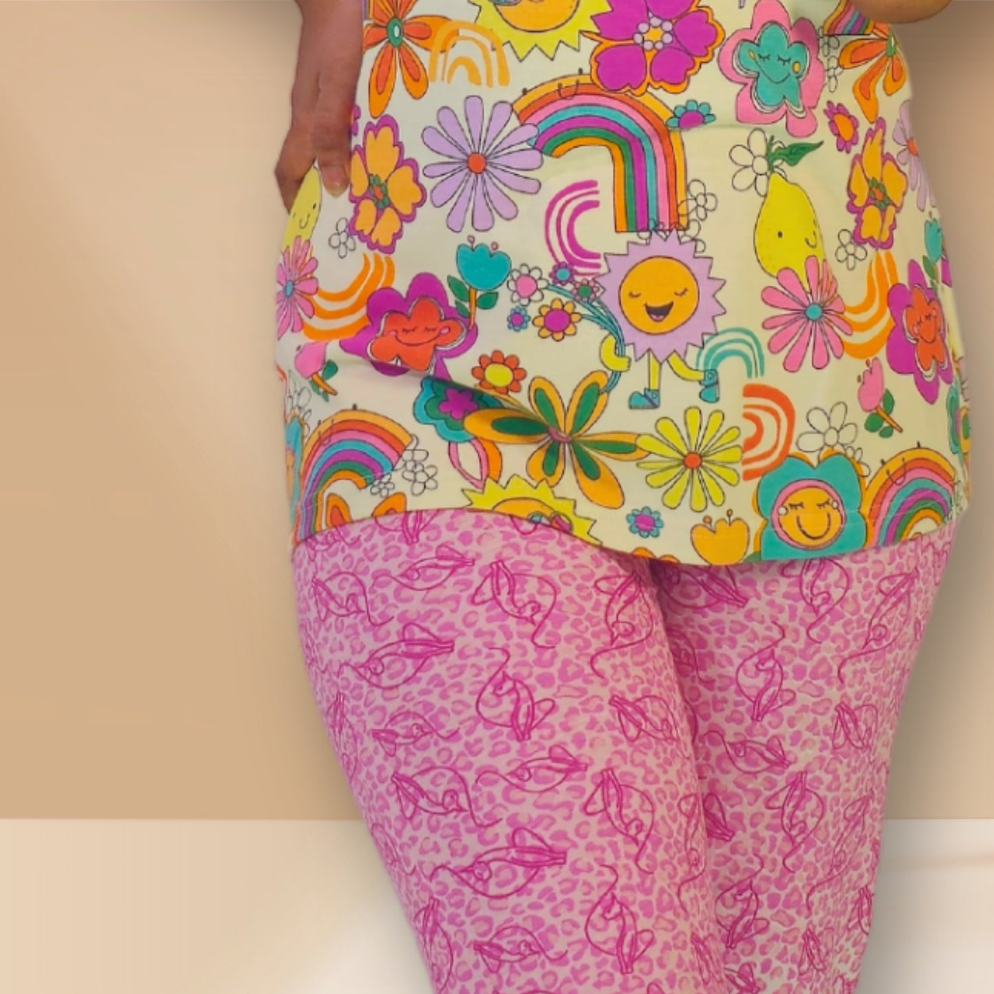 हल्के पीले और गुलाबी रंग की अमूर्त प्रिंट वाली M&M नाइट ड्रेस