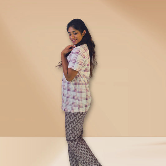 चेकर्ड और अमूर्त प्रिंट के साथ सफेद और काले रंग की एम एंड एम नाइट ड्रेस