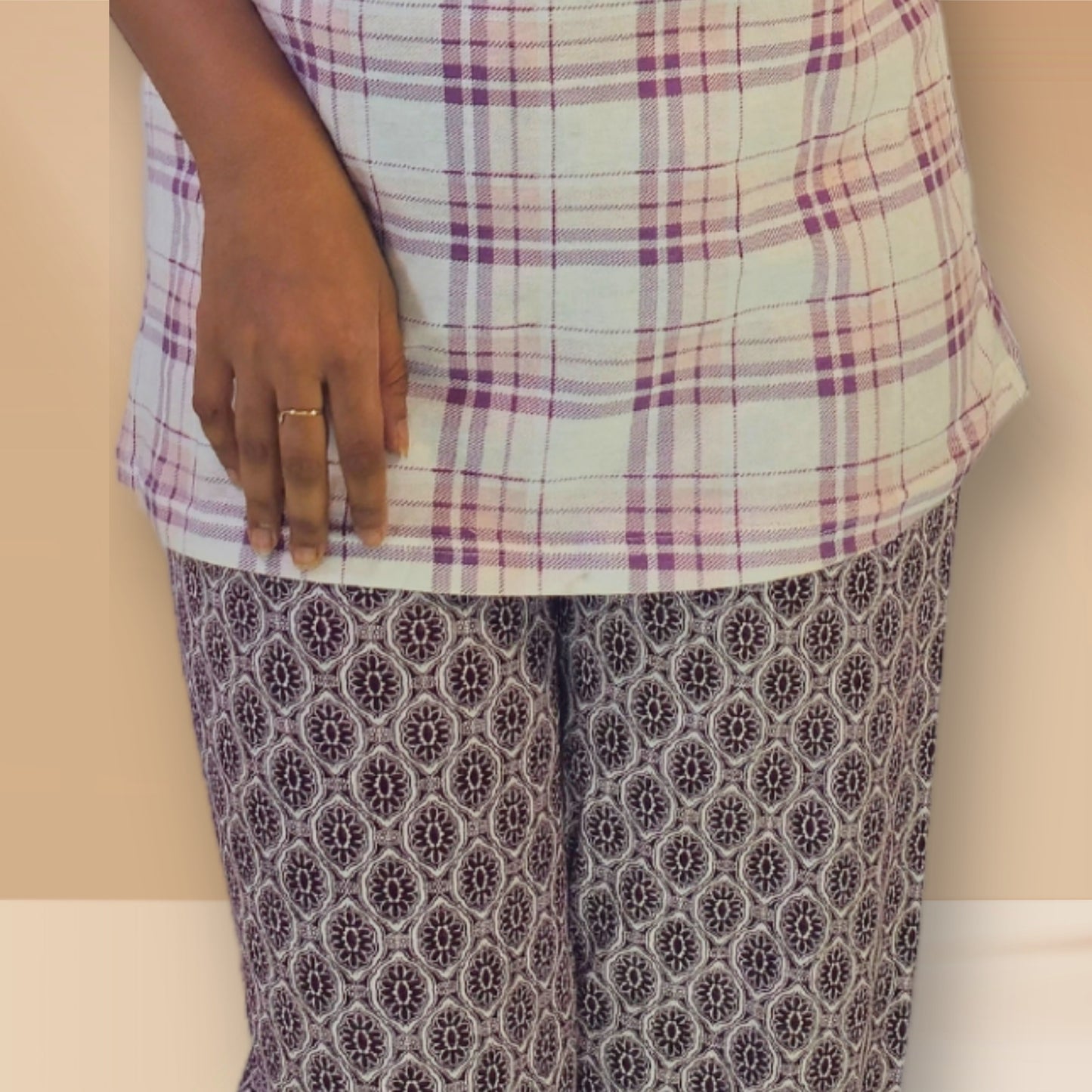 चेकर्ड और अमूर्त प्रिंट के साथ सफेद और काले रंग की एम एंड एम नाइट ड्रेस