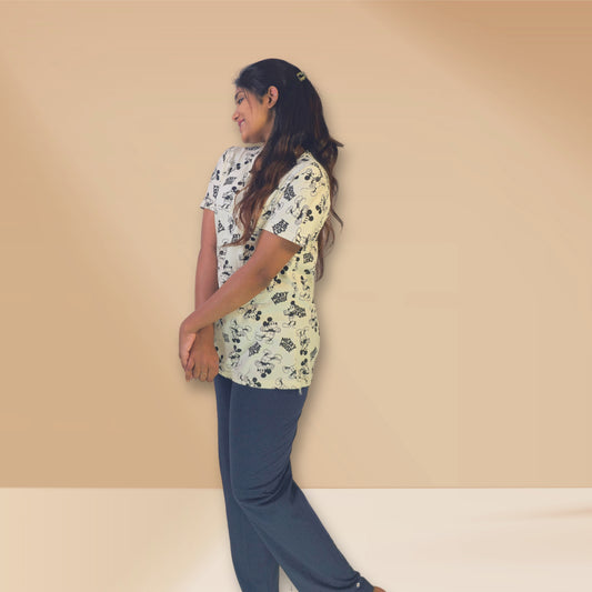 ऑफ-व्हाइट और गहरे नीले रंग की मिकी और सेल्फ प्रिंट एम एंड एम नाइट ड्रेस।