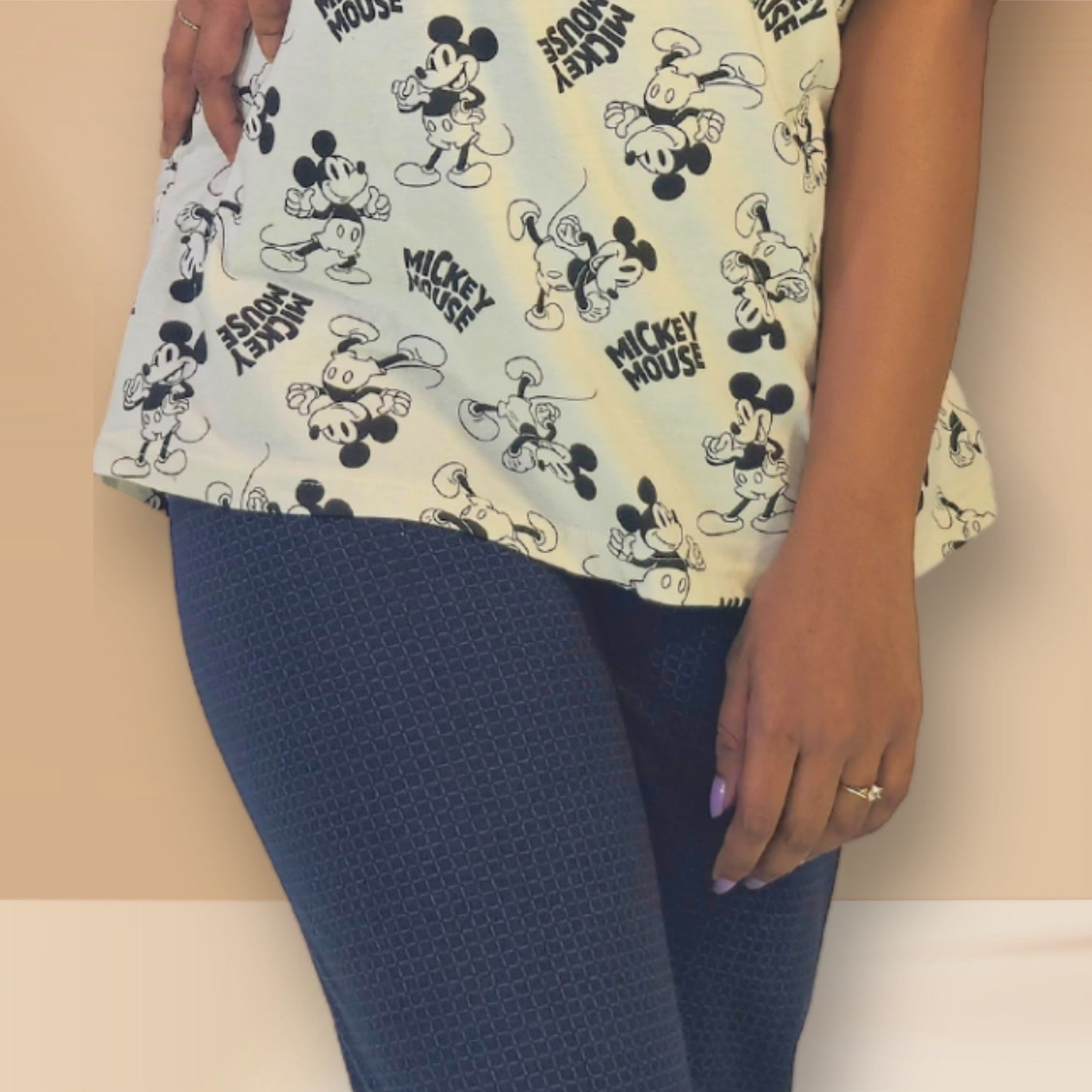 ऑफ-व्हाइट और गहरे नीले रंग की मिकी और सेल्फ प्रिंट एम एंड एम नाइट ड्रेस।