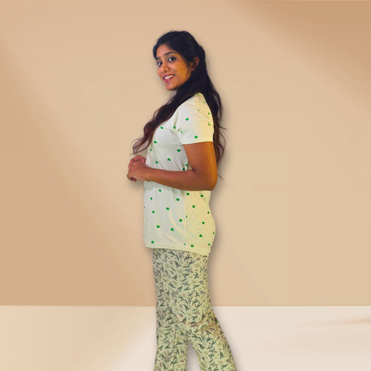 सफ़ेद और थोड़ा हरा रंग, दिल और पत्तियों के प्रिंट वाली M&M नाइट ड्रेस