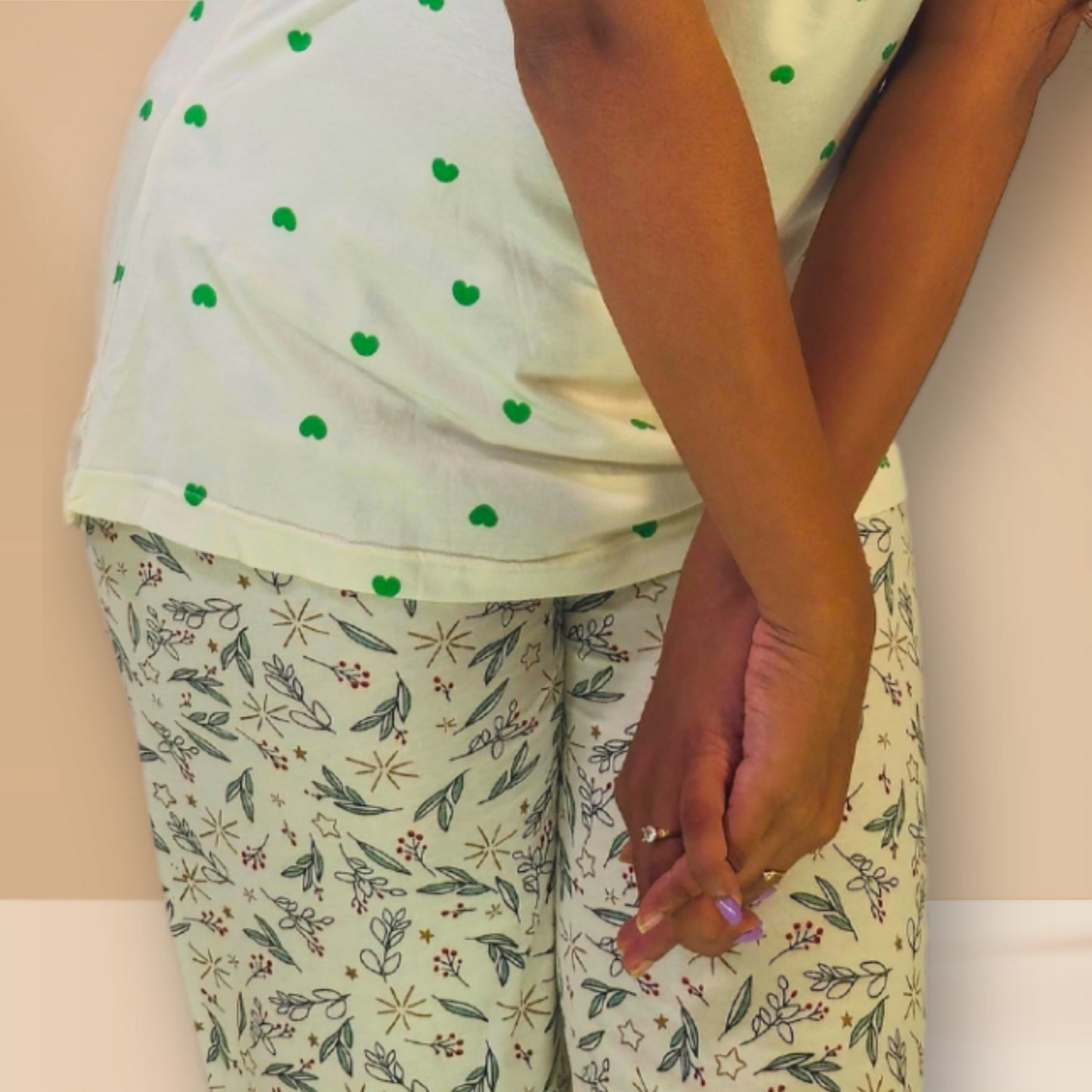 सफ़ेद और थोड़ा हरा रंग, दिल और पत्तियों के प्रिंट वाली M&M नाइट ड्रेस