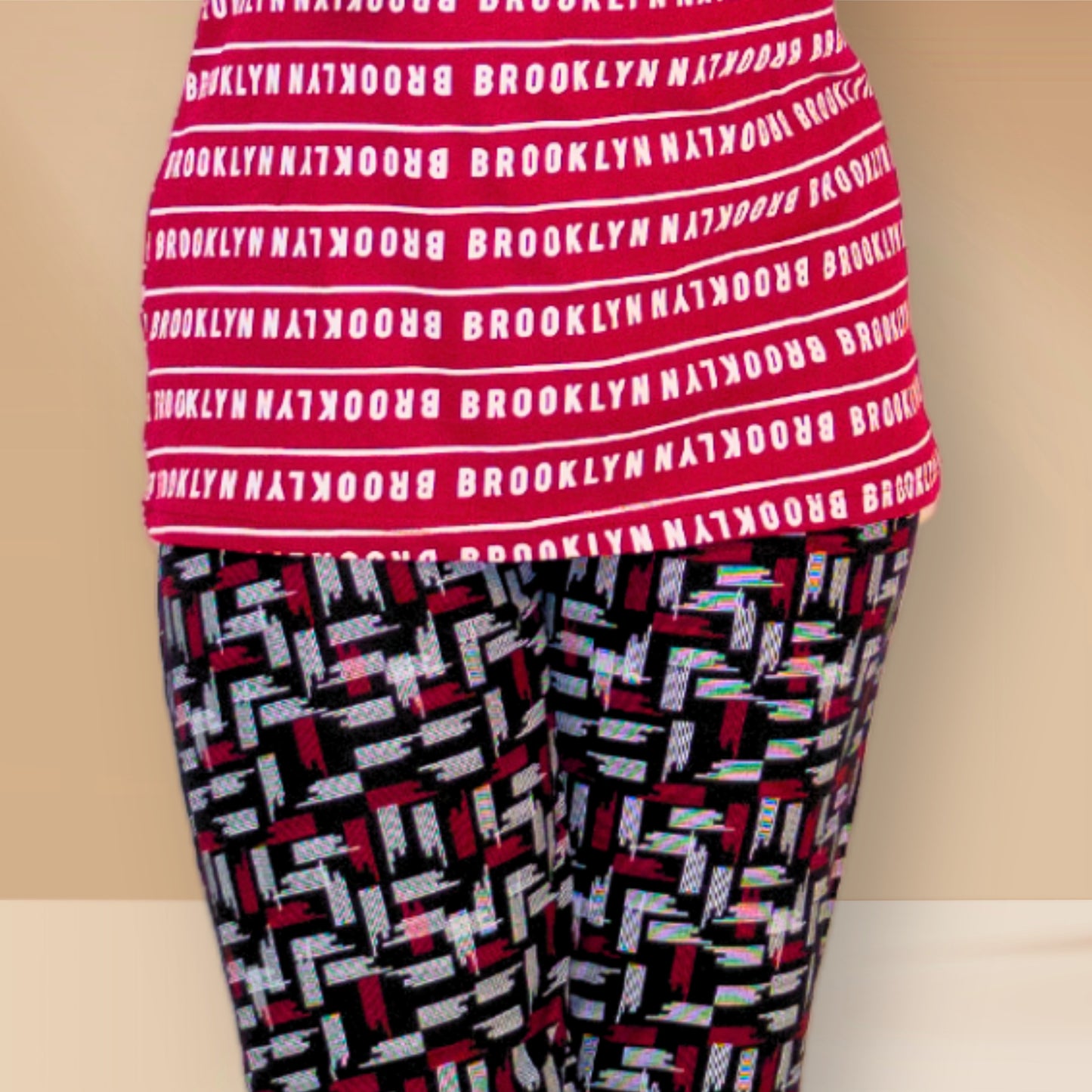 लाल रंग की टेक्स्ट प्रिंट वाली तथा काली एम एंड एम नाइट ड्रेस।