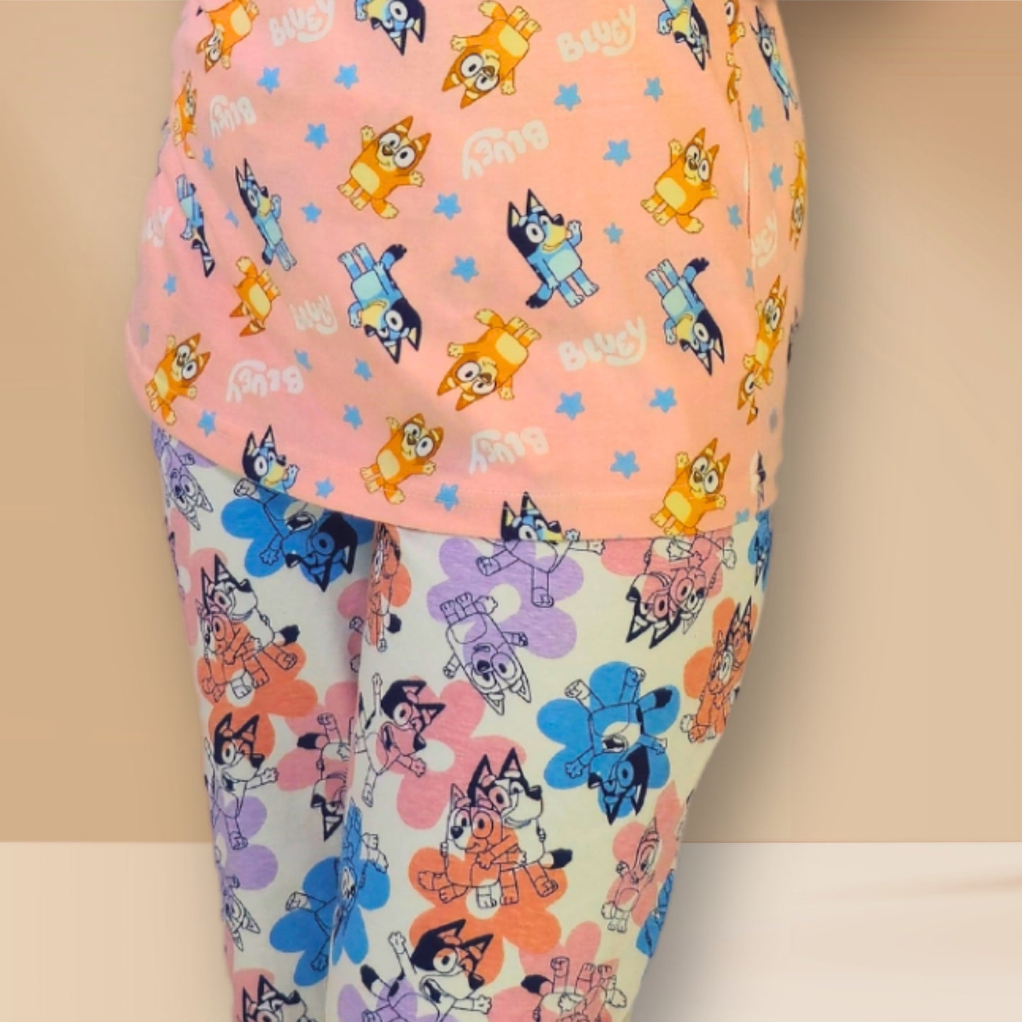 हश पपी पीच और सफेद ब्लू प्रिंट्स के साथ एम एंड एम नाइट ड्रेस