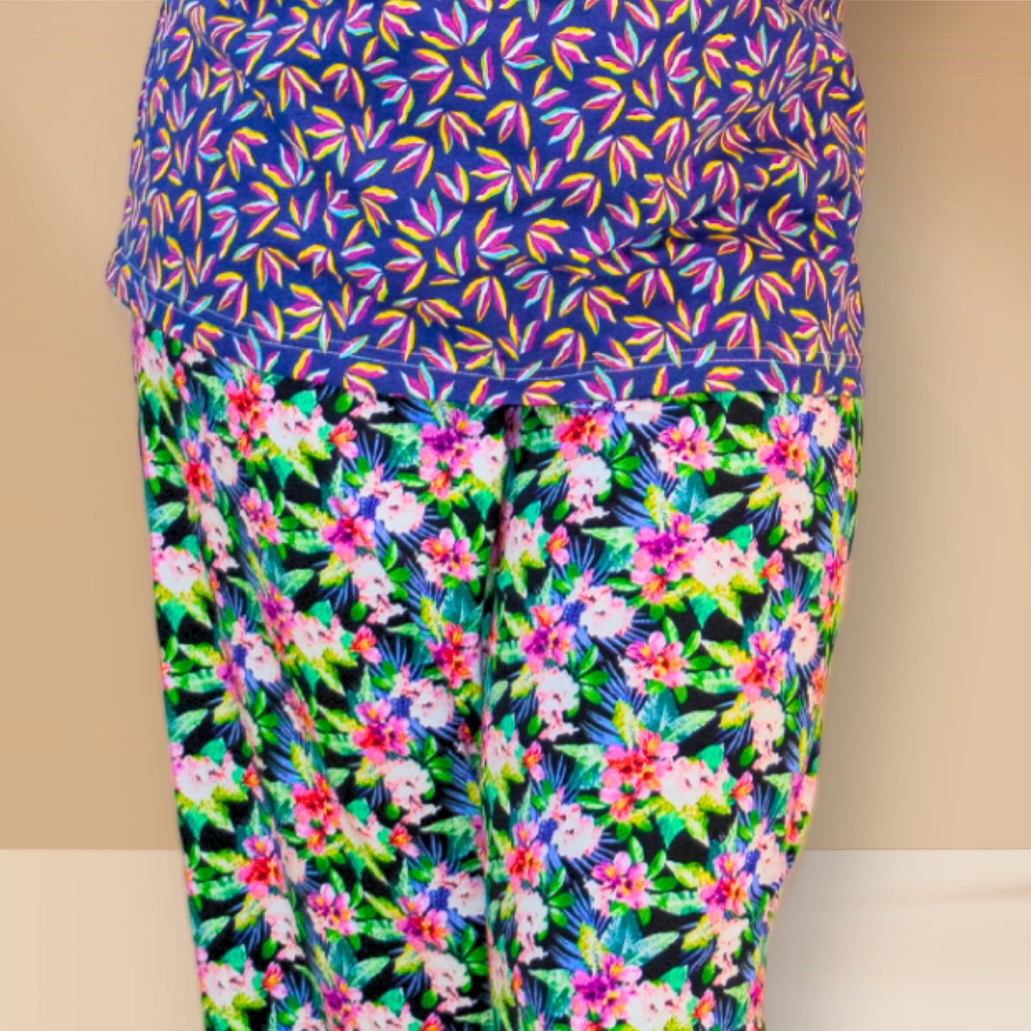 नीले रंग की अमूर्त पुष्प प्रिंट वाली पुष्प बॉटम्स वाली M&M नाइट ड्रेस