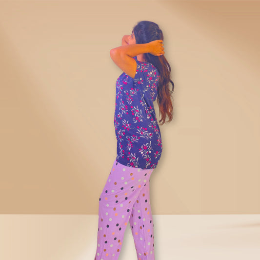 नीले और लैवेंडर गुलाबी रंग के साथ पुष्प और पोल्का प्रिंट