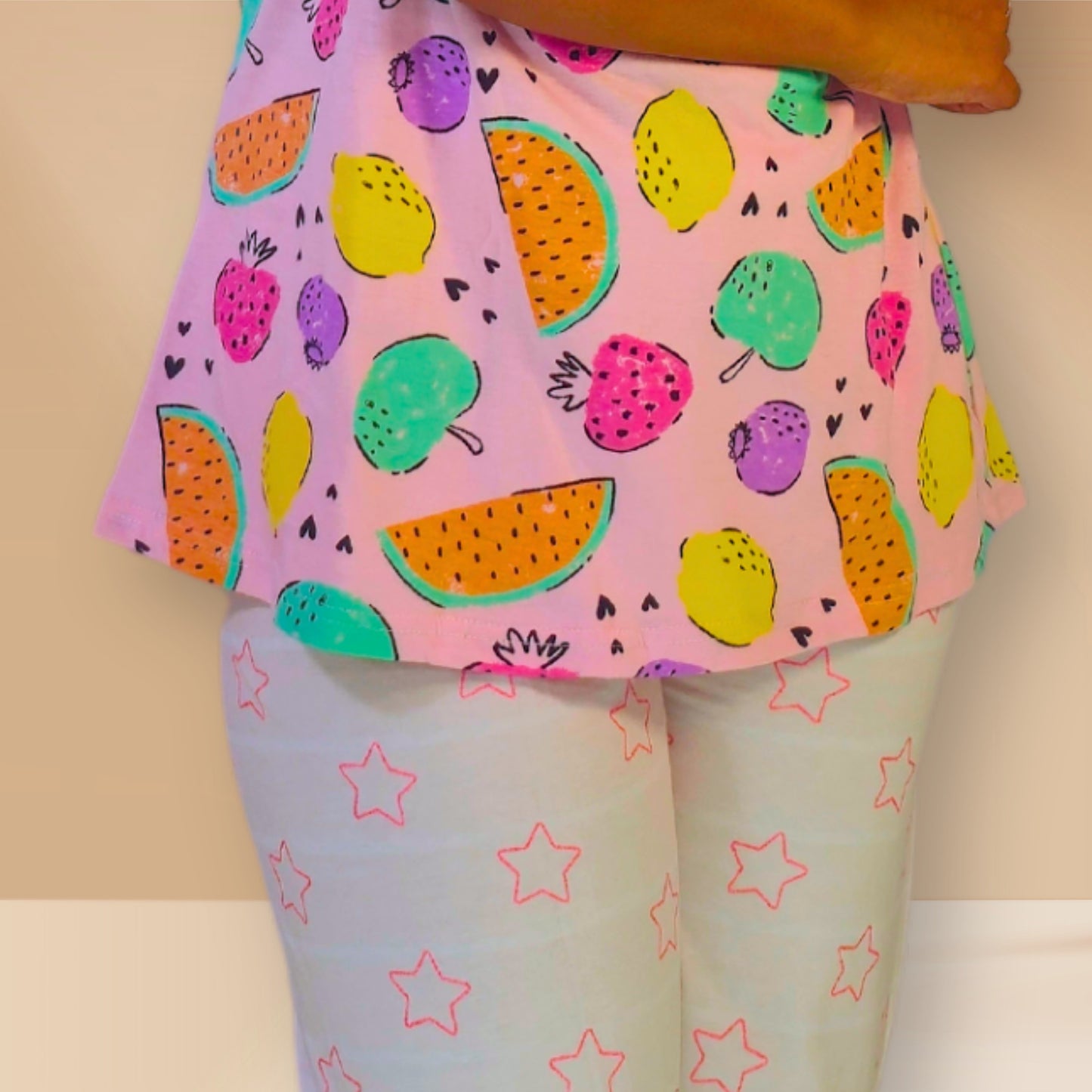 गुलाबी और सफेद, फल और सितारा प्रिंट के साथ।