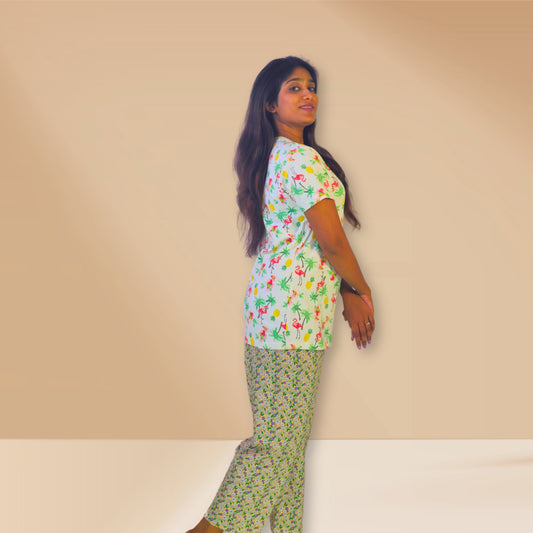 ऑफ-व्हाइट और क्रीम फ्लेमिंगो और फ्लोरल प्रिंट के साथ M&M नाइट ड्रेस