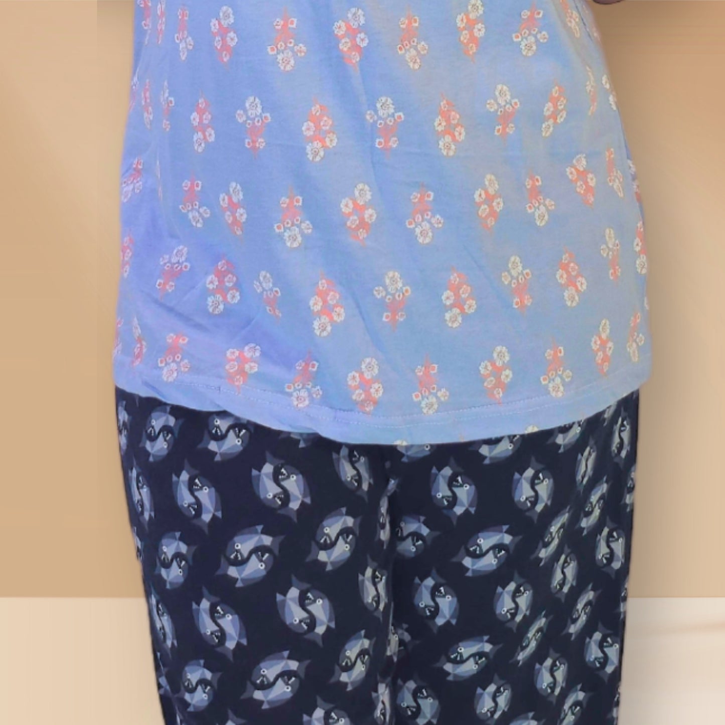 ब्रुनेरा नीले और काले रंग की पुष्प और अमूर्त प्रिंट वाली एम एंड एम नाइट ड्रेस