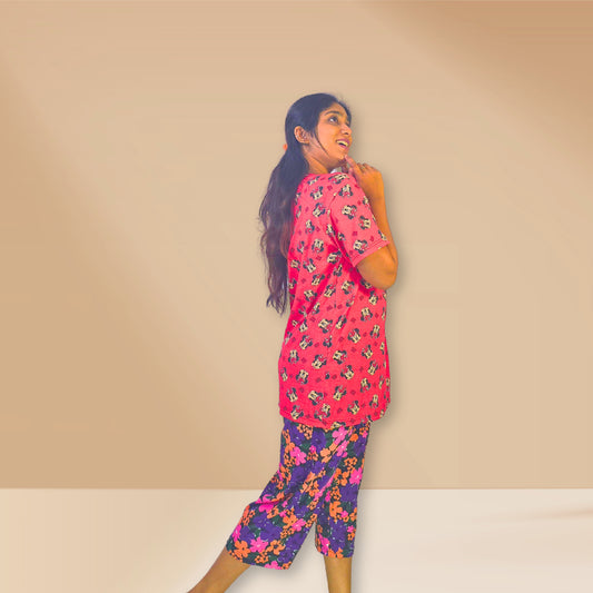 लाल और काले रंग की मिकी और पुष्प प्रिंट वाली M&M नाइट ड्रेस