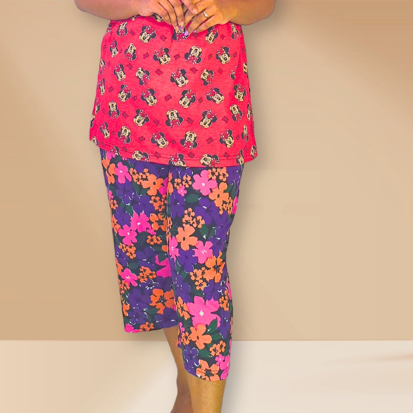 लाल और काले रंग की मिकी और पुष्प प्रिंट वाली M&M नाइट ड्रेस