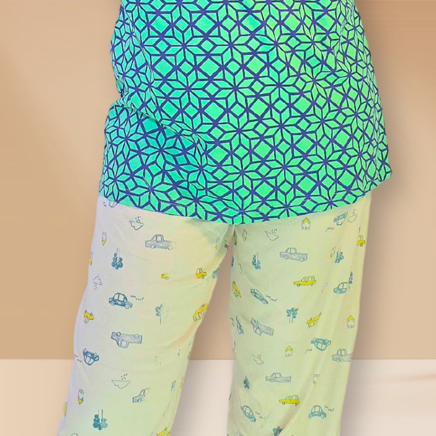 ट्रॉपिकल ट्रेल ग्रीन और ऑफ-व्हाइट ज्यामितीय और कार प्रिंट के साथ एम एंड एम नाइट ड्रेस