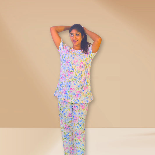 रंगीन पुष्प प्रिंट के साथ सफेद को-ऑर्ड नाइट ड्रेस।