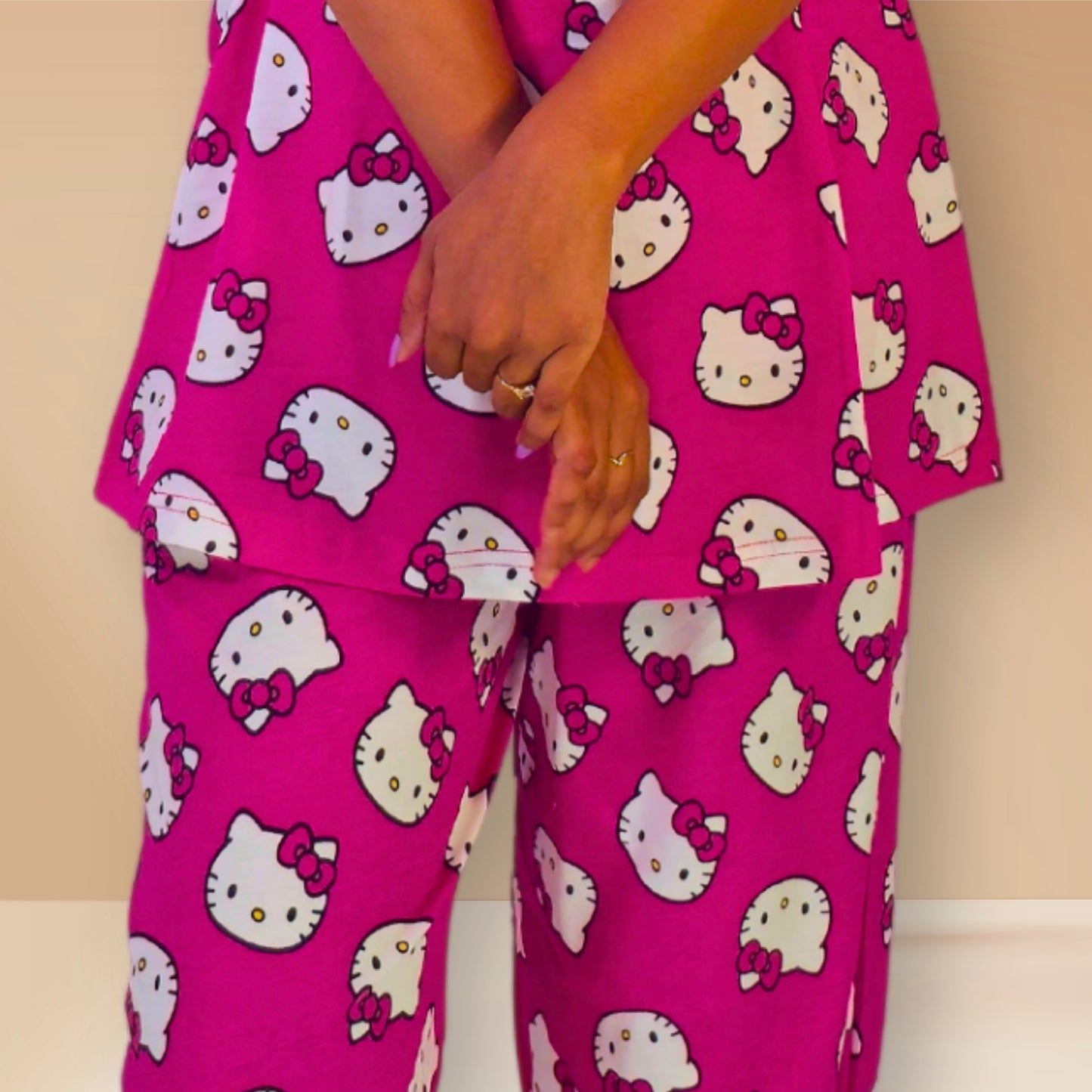 बिल्ली के बच्चे के प्रिंट के साथ बोल्ड गुलाबी को-ऑर्ड नाइट ड्रेस सेट।