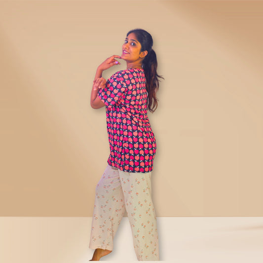 प्लम और बेरी प्रिंट के साथ काले और आड़ू एम एंड एम नाइट ड्रेस