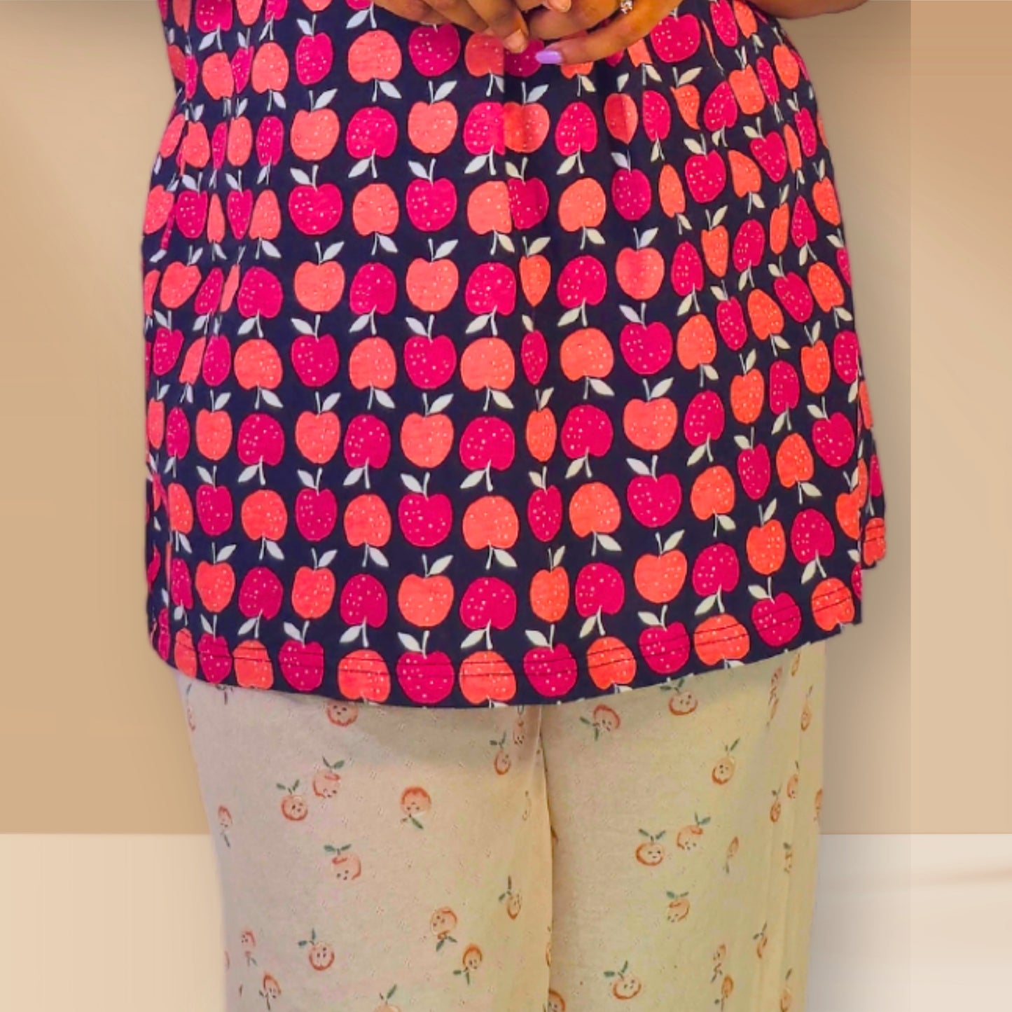 प्लम और बेरी प्रिंट के साथ काले और आड़ू एम एंड एम नाइट ड्रेस