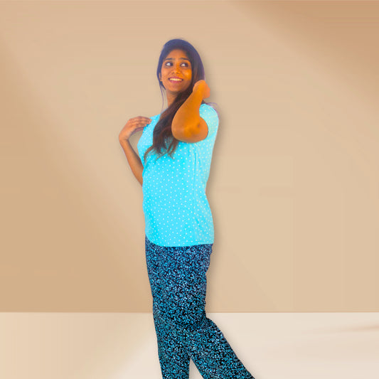 पोल्का डॉट्स के साथ गहरे आसमानी नीले रंग और काले रंग की M&M नाइट ड्रेस