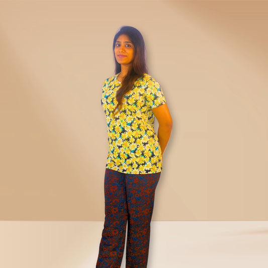 पीले सूरजमुखी और काले पुष्पों वाली काली M&M नाइट ड्रेस