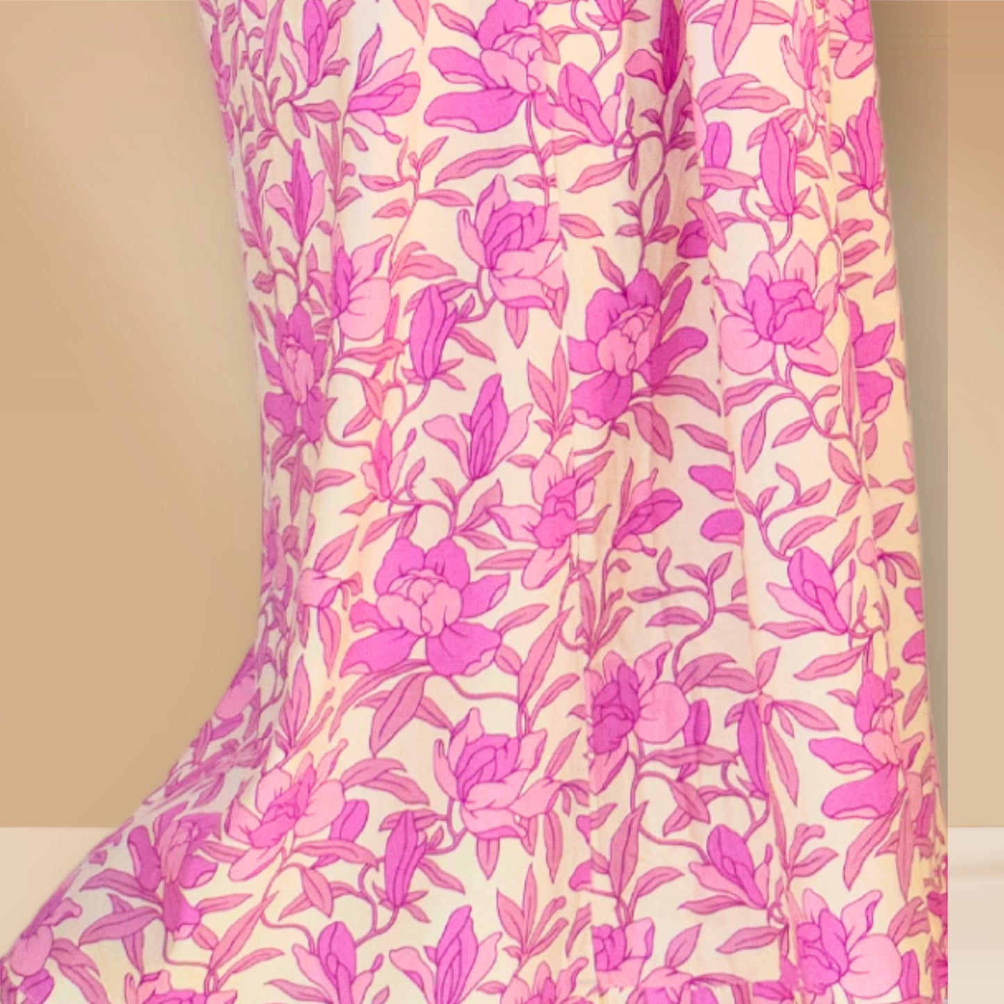 ऑफ-व्हाइट आर्किड किस के साथ मैजेंटा पुष्प प्रिंट फ्रिल्ड नाइटी।