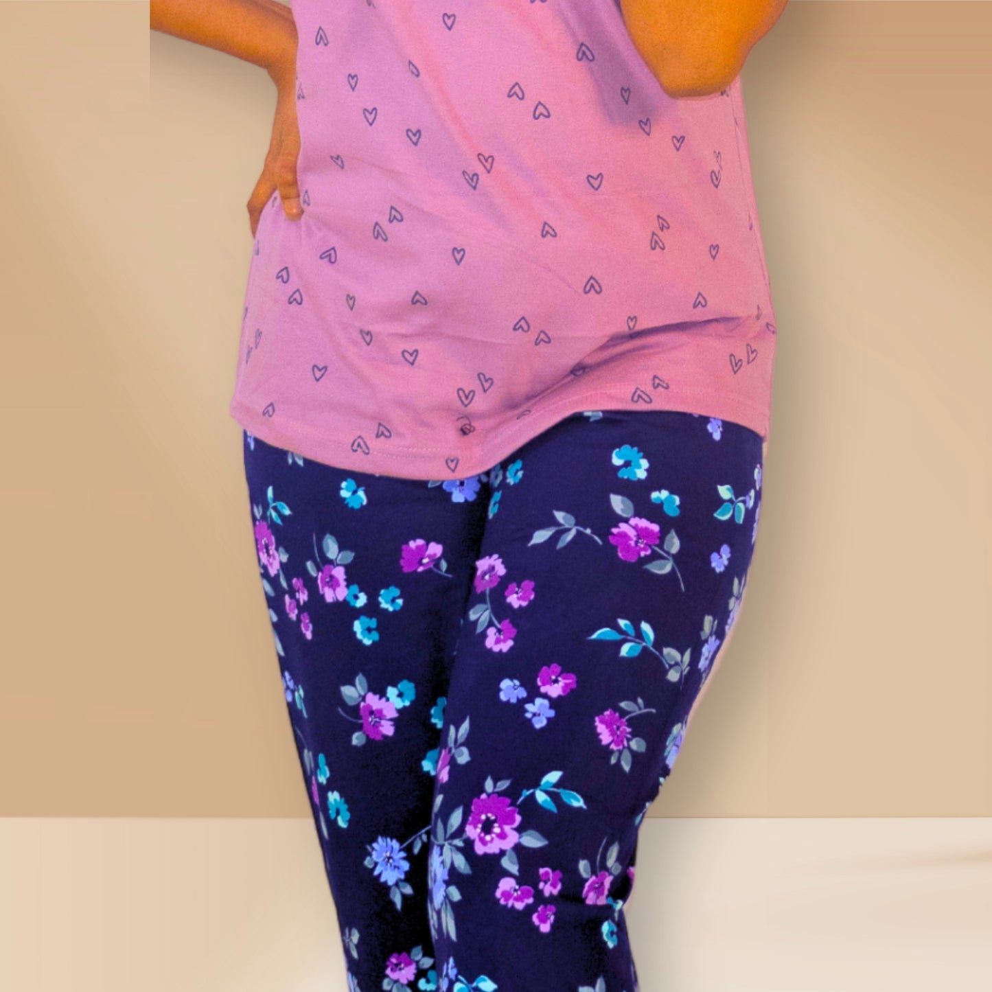 टस्कनी रंग, दिल के प्रिंट और नीले पुष्प वाली M&M नाइट ड्रेस