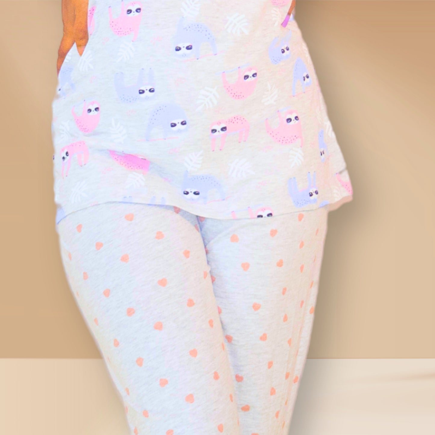 ग्रे ऑन ग्रे स्लॉथ और हार्ट प्रिंट्स वाली M&M नाइट ड्रेस