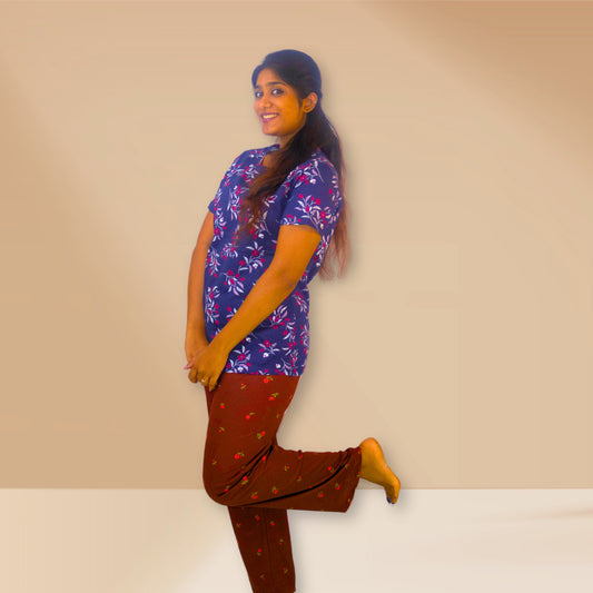 गहरे नीले और आयरिश कॉफी रंग में पुष्प प्रिंट