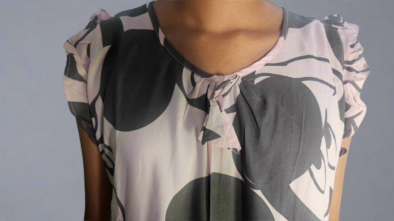 ऑफ-व्हाइट आर्किड किस के साथ मैजेंटा पुष्प प्रिंट फ्रिल्ड नाइटी।