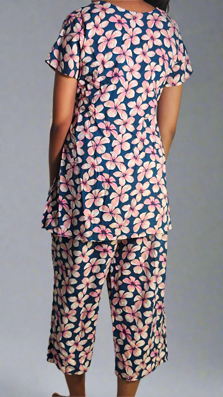 रंगीन अमूर्त पुष्प प्रिंट के साथ सफेद को-ऑर्ड सेट