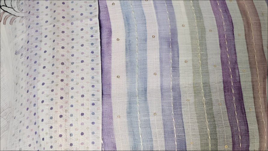 ऑफ-व्हाइट आर्किड किस के साथ मैजेंटा पुष्प प्रिंट फ्रिल्ड नाइटी।