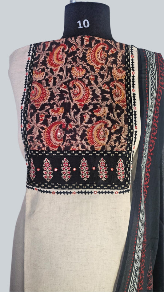 ऑफ-व्हाइट आर्किड किस के साथ मैजेंटा पुष्प प्रिंट फ्रिल्ड नाइटी।