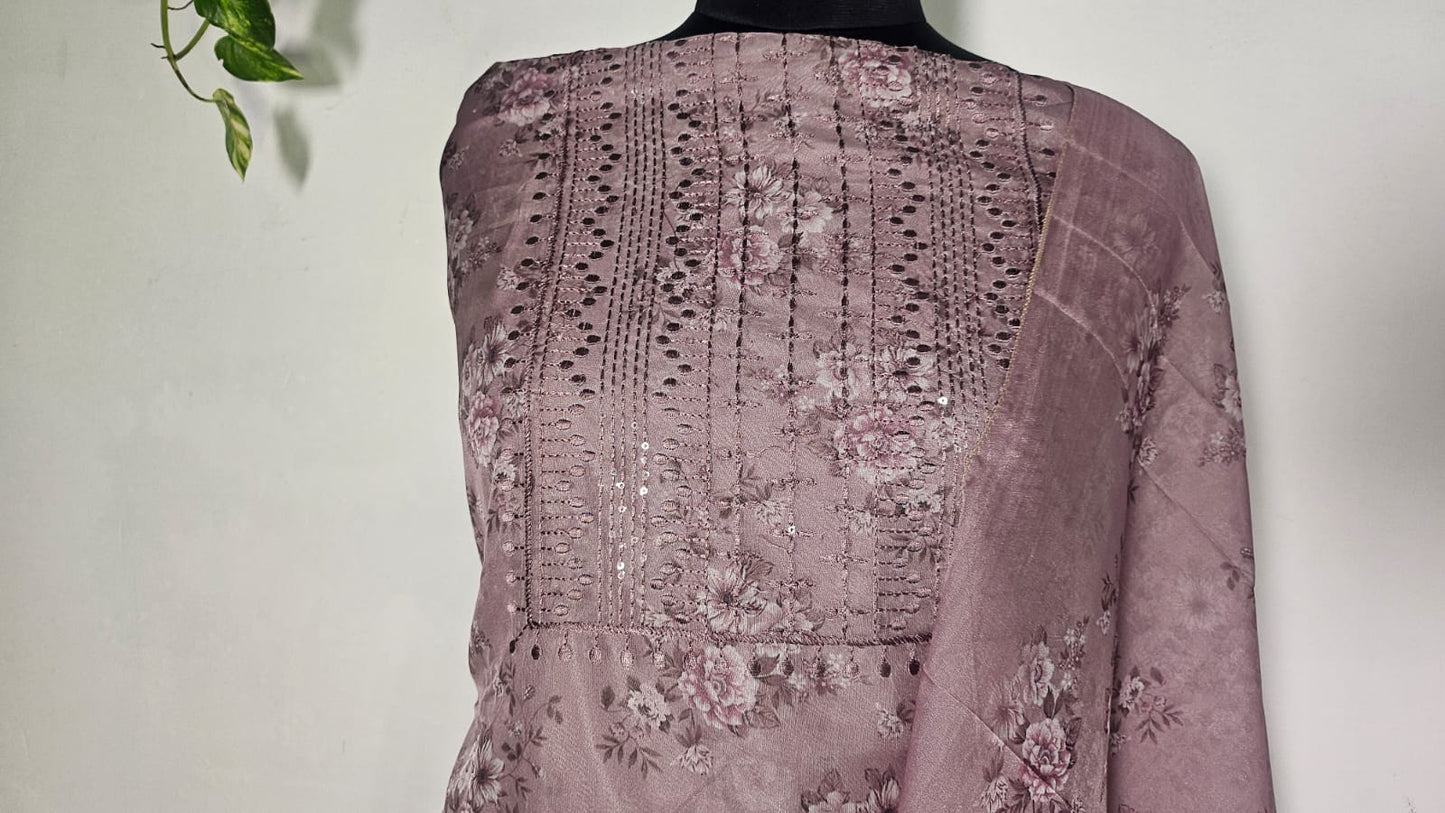 ऑफ-व्हाइट आर्किड किस के साथ मैजेंटा पुष्प प्रिंट फ्रिल्ड नाइटी।