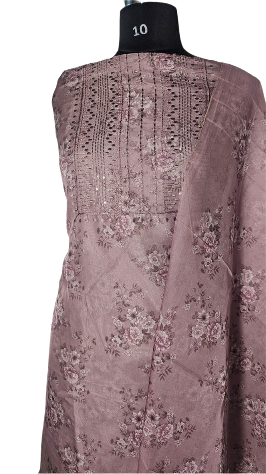 ऑफ-व्हाइट आर्किड किस के साथ मैजेंटा पुष्प प्रिंट फ्रिल्ड नाइटी।