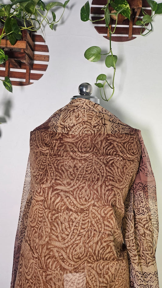 ऑफ-व्हाइट आर्किड किस के साथ मैजेंटा पुष्प प्रिंट फ्रिल्ड नाइटी।