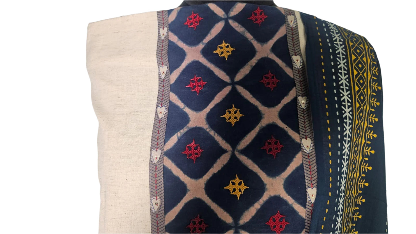 ऑफ-व्हाइट आर्किड किस के साथ मैजेंटा पुष्प प्रिंट फ्रिल्ड नाइटी।