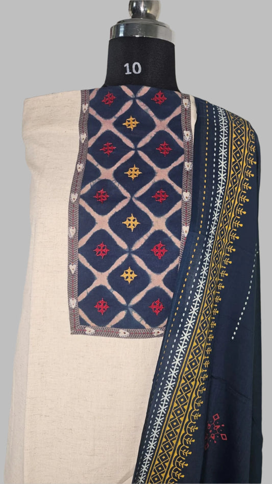 ऑफ-व्हाइट आर्किड किस के साथ मैजेंटा पुष्प प्रिंट फ्रिल्ड नाइटी।