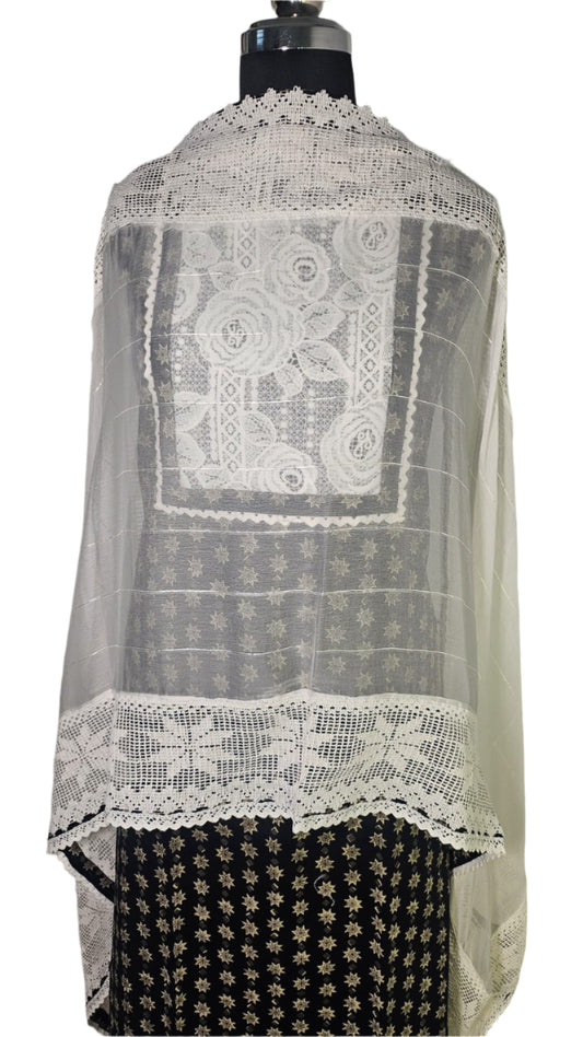 ऑफ-व्हाइट आर्किड किस के साथ मैजेंटा पुष्प प्रिंट फ्रिल्ड नाइटी।